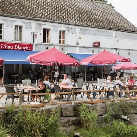 A Fleur De L'eau Blanche De Caractere Chimay